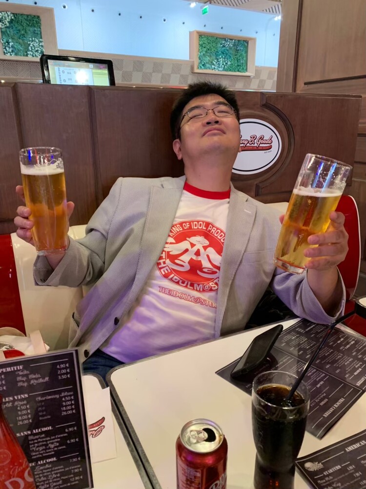 フランスビールを飲む日本人