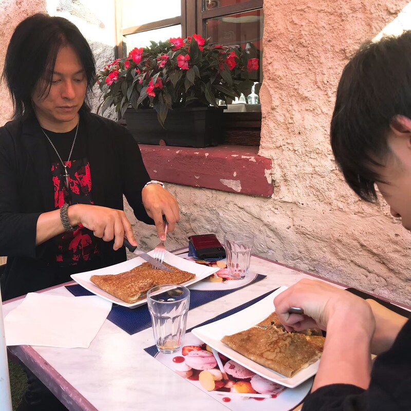 フランスで食事をするYAMA-Bと龍5150