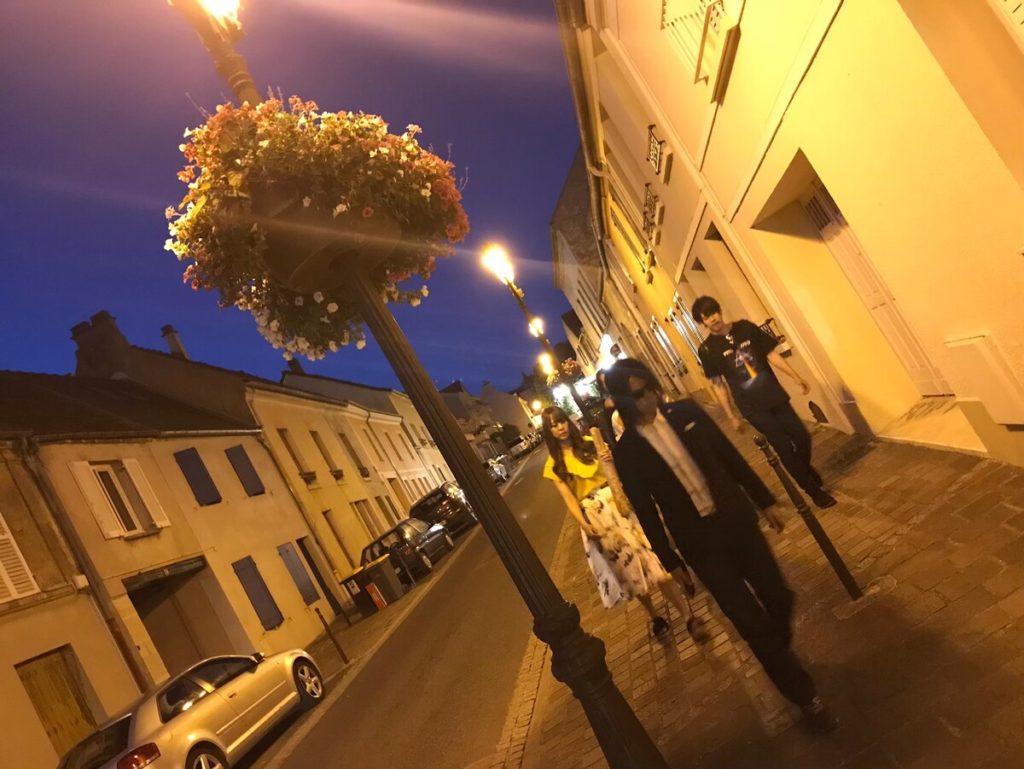 フランスで夜の村を散歩するIRON ATTACK!