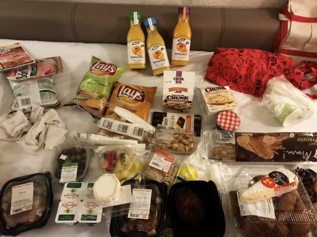 フランスのスーパーマーケットで買ったパン、ジュース、お菓子など