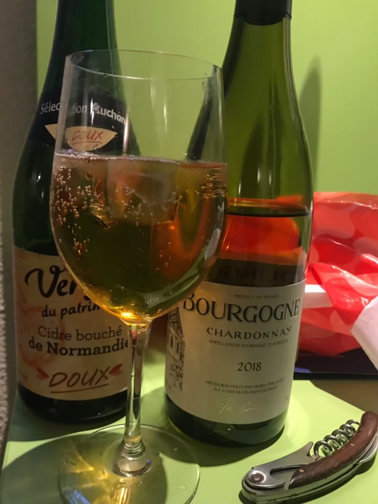 フランスの白ワインとワイングラス画像
